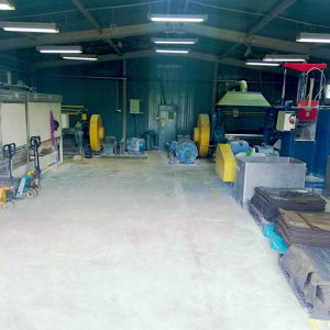 Çalışma halindeki kauçuk ürünleri vulkanizasyon presi